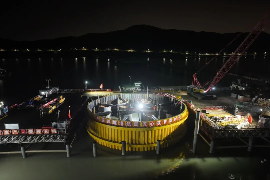 新华社发布:国内最大跨度跨海桥进入海上主塔施工阶段