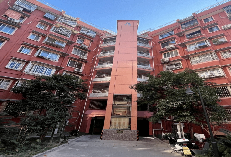 今年杭州全市已完成老旧小区加装电梯1049台,提前超额完成年度目标任务