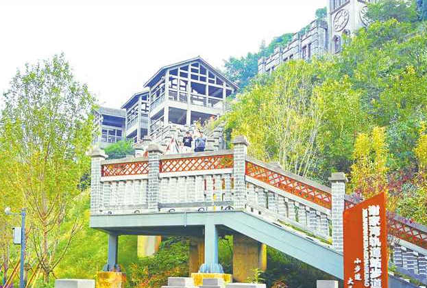 重庆市惠及76.9万市民出行中心城区完成60个轨道站步行便捷性提升项目