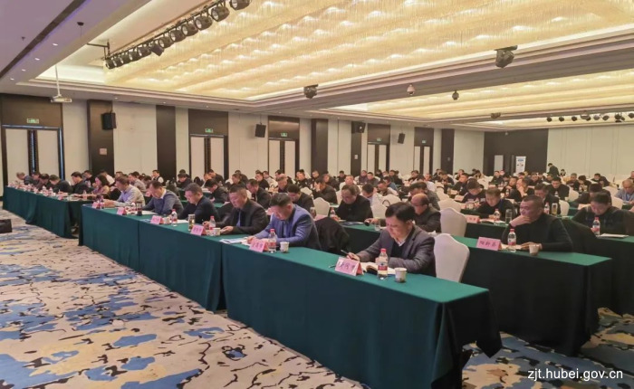 湖北全省“扫干净、码整齐、清通透”百日攻坚行动暨“山边水岸”公共空间整治现场观摩交流活动在黄冈举行