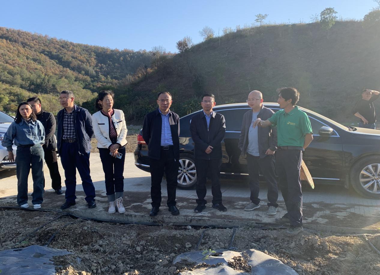 贵州省发展改革委党组成员、副主任安银基、黄鹏举带队到望谟县听取驻村工作队工作汇报暨开展”冬送温暖”慰问活动