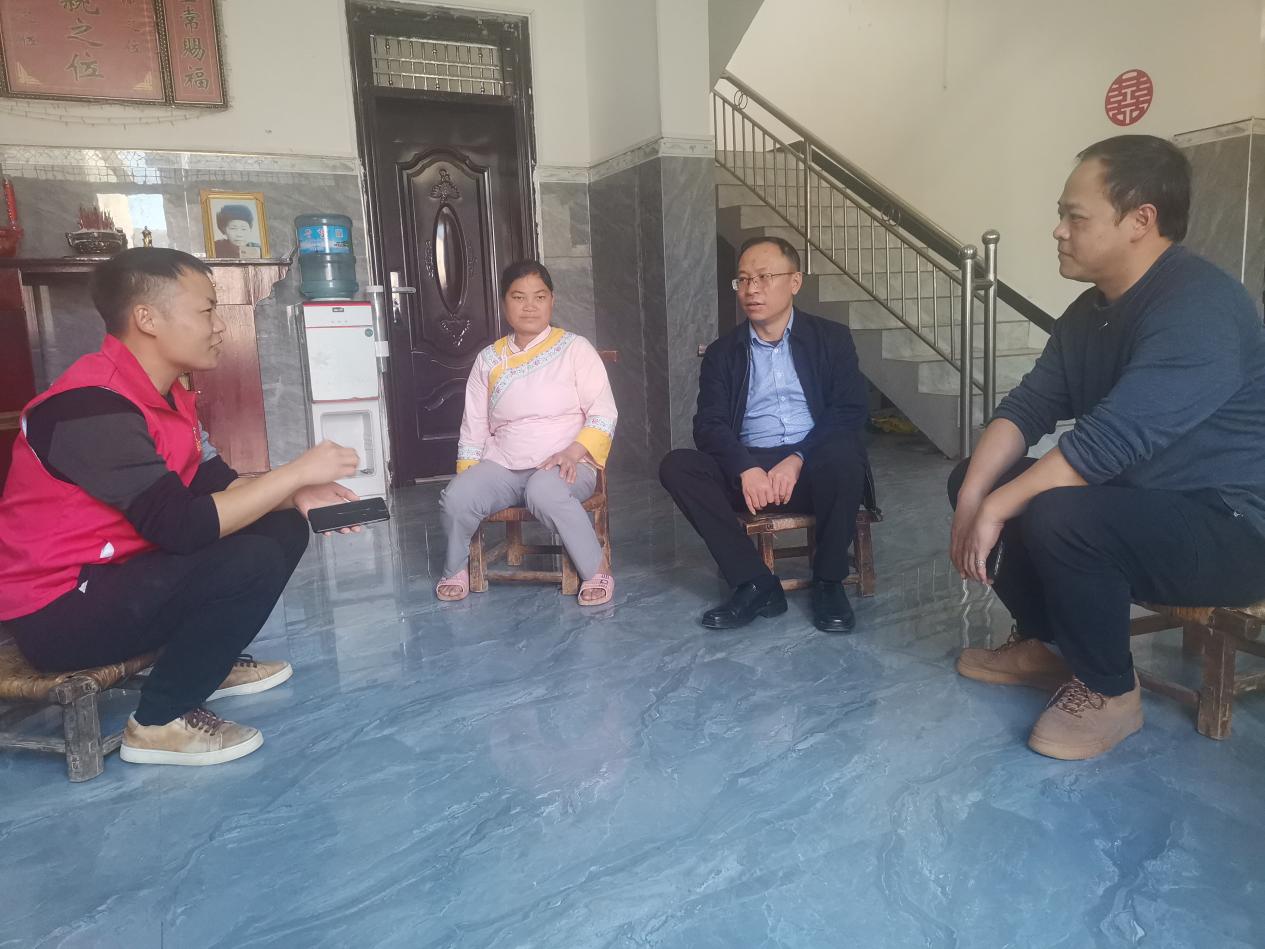 贵州省发展改革委党组成员、副主任安银基、黄鹏举带队到望谟县听取驻村工作队工作汇报暨开展”冬送温暖”慰问活动