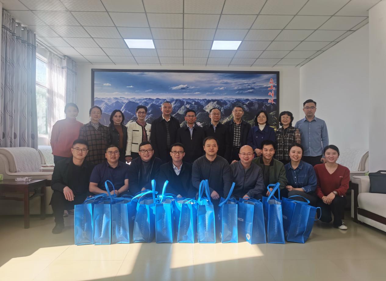 贵州省发展改革委党组成员、副主任安银基、黄鹏举带队到望谟县听取驻村工作队工作汇报暨开展”冬送温暖”慰问活动