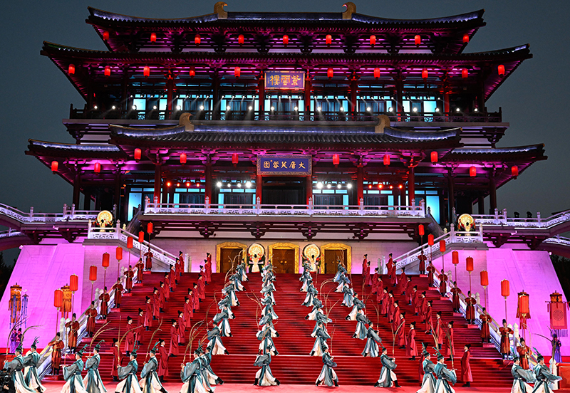 登高壮观天地间——以习近平同志为核心的党中央引领全面建设社会主义现代化国家迈上新征程