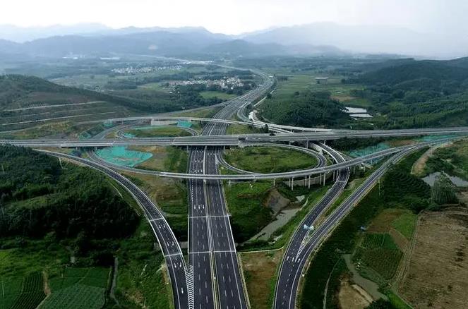 2023年2月广东省交通建设工程主要外购材料信息价表主要包括以下内容：