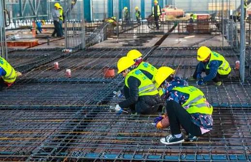 上海市建筑安装工种劳务信息价是针对该市内建筑工程中的不同工种，提供劳务价格的参考信息。这些信息基于当时的市场情况、施工条件和技术要求等因素进行编制，旨在为建筑工程造价管理提供指导。