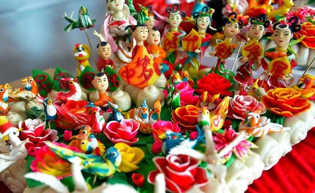 非遗传统技艺食品特色发展的社会效益和经济效益是显著的，它们不仅推动了文化的传承与发展，也为经济带来了实际的增长