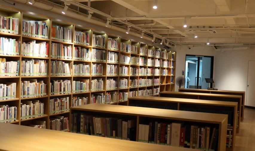 图书馆资源建设项目的经济效益和社会效益是多方面的，它们共同构成了图书馆作为社会公共服务机构的重要价值。以下是对这两个方面的详细阐述